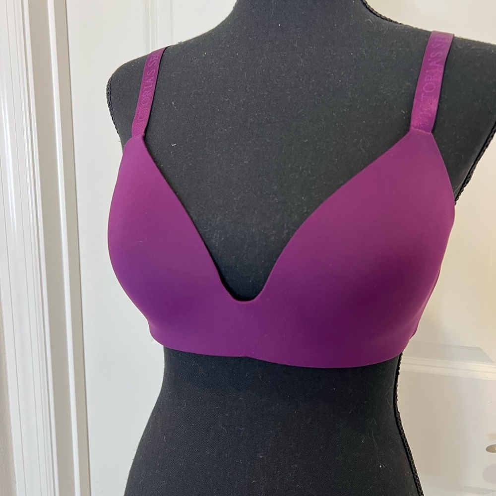 Pair of Victorias Secret Very Sexy padded bras. 36B elegant comfortable